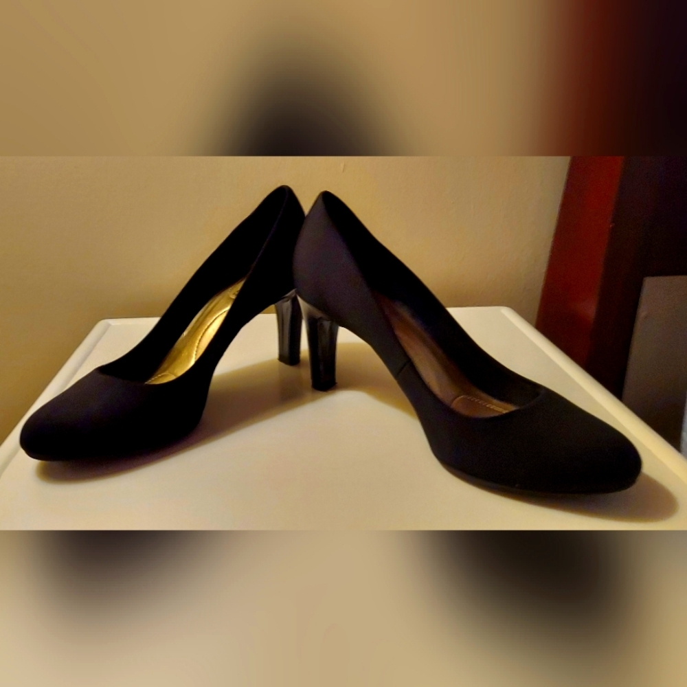 Black pumps